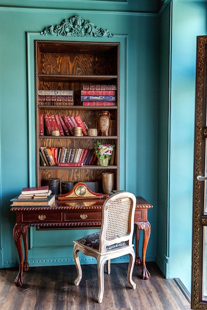 Foto interior clásico de lujo de la biblioteca casera