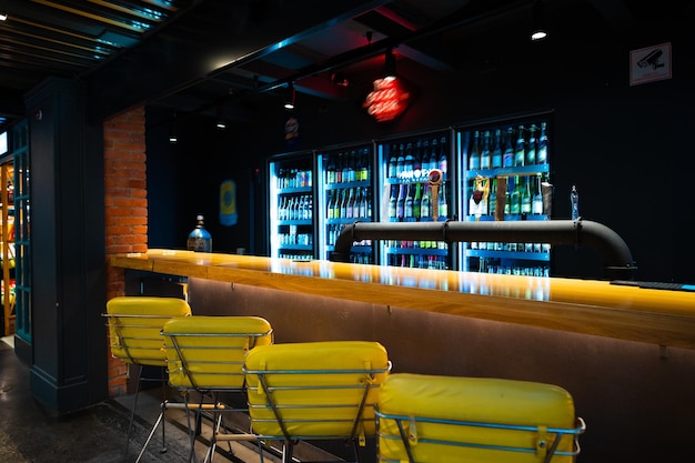 Interior clásico del mostrador de bar con asientos vacíos
