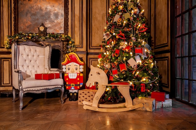 Interior clássico de Natal branco decorado com presentes e guirlandas brilhantes