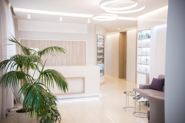 Foto interior de la clínica de cosmetología recepción de colores claros beige