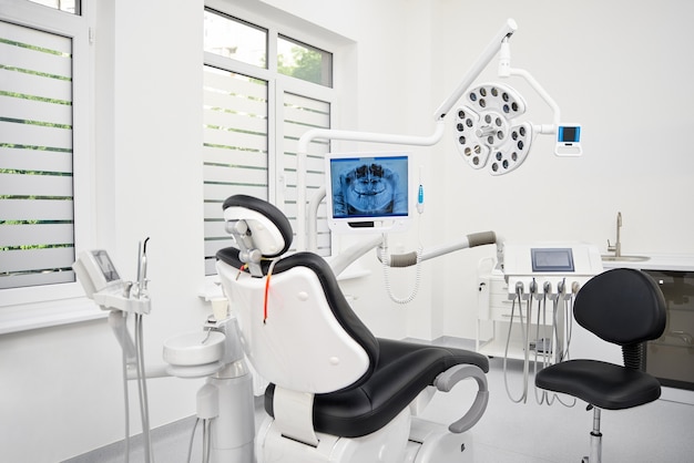 Foto el interior de la clínica de estomatología. consultorio odontológico: equipos e instrumentos modernos. tratamiento en una clínica dental. de cerca. concepto de estomatología