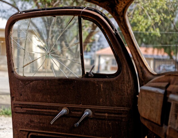 El interior de un coche abandonado