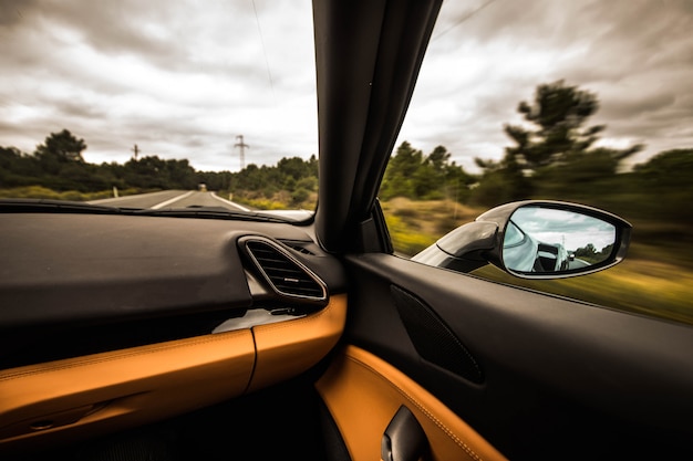 Interior del coche con colores negro y naranja.