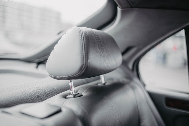 interior del coche de cuero gris