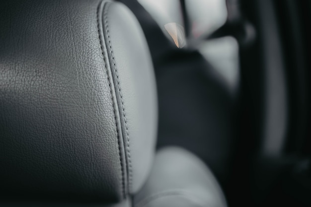 interior del coche de cuero gris