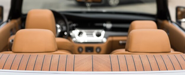 interior del coche de cuero naranja