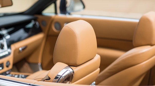 interior del coche de cuero naranja