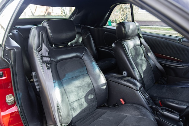 Foto interior del coche de cuero negro con gamuza.