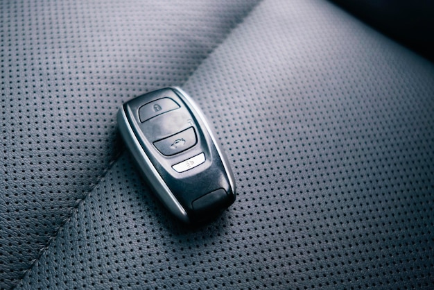 Interior de coche de cuero negro de lujo. La llave está en el asiento de cuero. Detalles interiores.