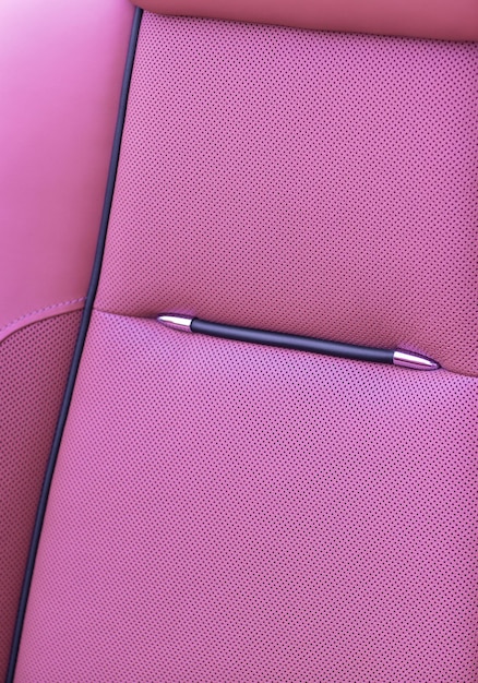 Interior del coche de cuero rosa