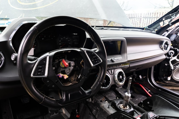 Foto interior del coche con elementos desmantelados reparación de automóviles