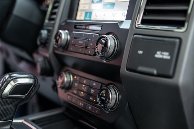 Interior del coche de lujo pantalla multimedia palanca de cambios y detalle interior del tablero de instrumentos del nuevo coche moderno