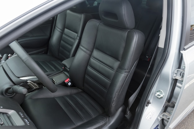 Interior de coche moderno con asientos de cuero negro