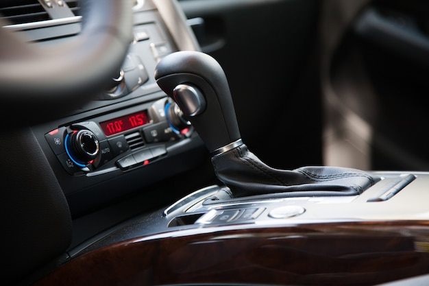 Interior del coche moderno, cerca de la palanca de cambios