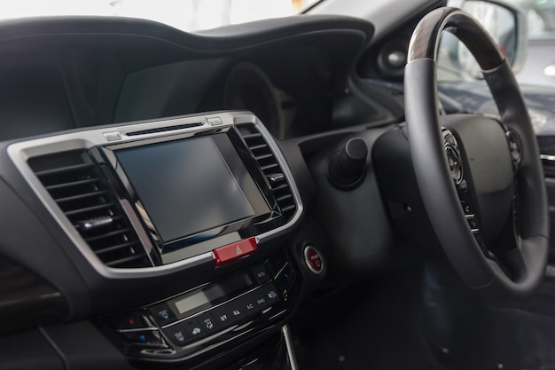 Interior del coche moderno (DOF superficial - enfoque selectivo; imagen en tonos de color)
