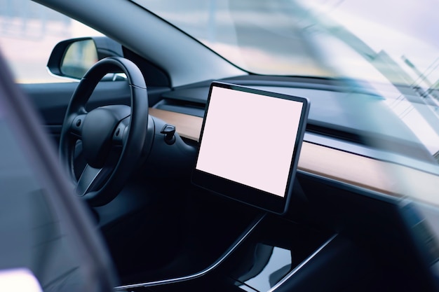 Interior de un coche moderno. Foto del interior de un automóvil con una maqueta de una tableta con una pantalla blanca.