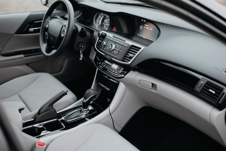 Foto interior de coche moderno de lujo. volante, palanca de cambios y salpicadero. detalle del interior del coche moderno. palanca de cambios automática.
