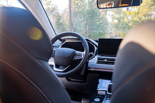 interior del coche moderno vacío. asiento del conductor vacío en un automóvil moderno premium. volante