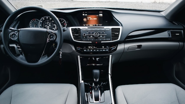 Interior del coche moderno. Volante, palanca de cambios y salpicadero. Detalle del interior del coche moderno. Palanca de cambios automática.