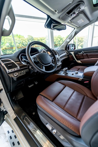 Interior de coche premium. Asiento de cuero marrón en auto de lujo. De cerca.