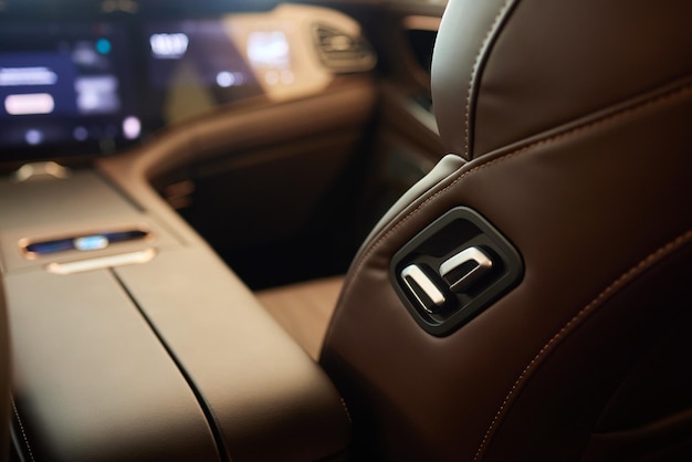 El interior del coche de prestigio, el coche moderno, los cómodos asientos de cuero.