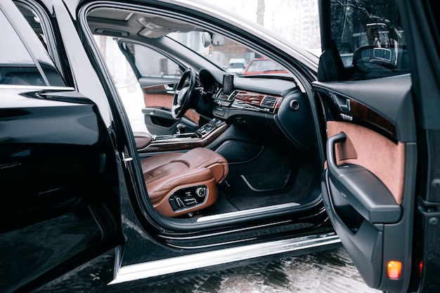 Interior de coche de primera calidad, cuero marrón perforado, inserciones decorativas en el interior, volante de cuero.