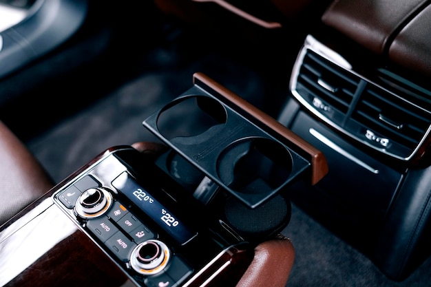 Interior de coche de primera calidad, cuero marrón perforado, inserciones decorativas en el interior, volante de cuero.