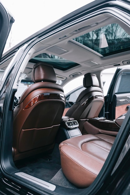 Interior de coche de primera calidad, cuero marrón perforado, inserciones decorativas en el interior, volante de cuero.