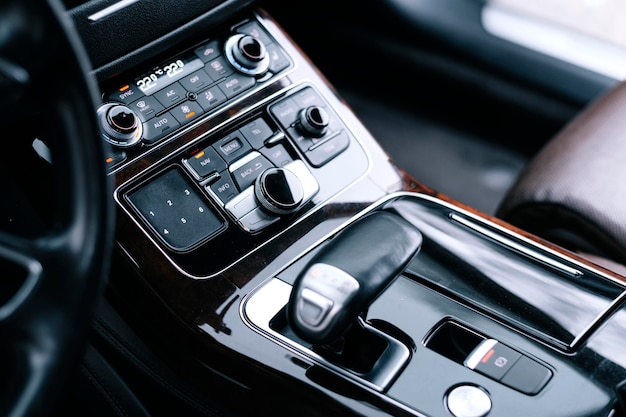 Interior de coche de primera calidad, cuero marrón perforado, inserciones decorativas en el interior, volante de cuero.