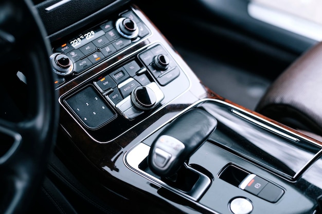 Foto interior de coche de primera calidad, cuero marrón perforado, inserciones decorativas en el interior, volante de cuero.