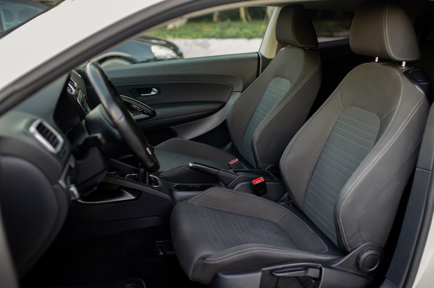 Interior de un coche. Tablero de instrumentos del vehículo moderno.