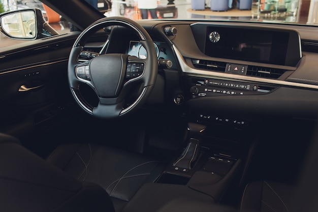 Interior del coche. Velocímetro de automóvil moderno y tablero iluminado