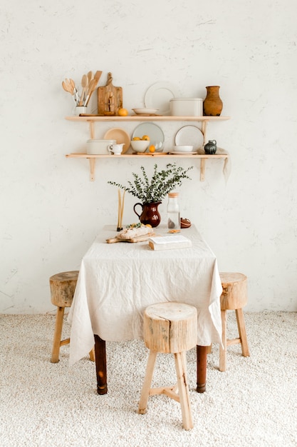 Foto interior de cocina beige minimalista en estilo boho con muebles