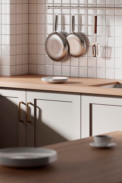 Un interior de cocina beigetoned brillante con la luz del sol entrando por la ventana