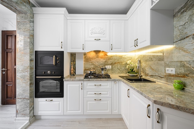 Interior de cocina blanco clásico moderno con muebles de madera