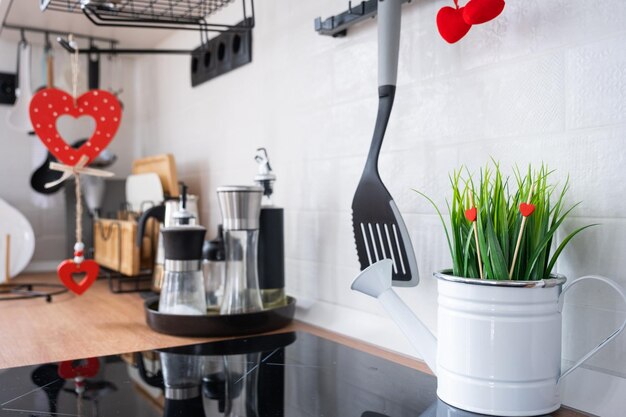 El interior de la cocina de la casa está decorado con corazones rojos para el Día de San Valentín Decoración en los utensilios de cocina de mesa ambiente festivo en un nido familiar