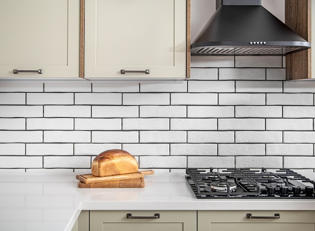 Interior de la cocina casera con pasteles recién hechos sobre la mesa. El concepto de alimentación saludable y cocina casera.