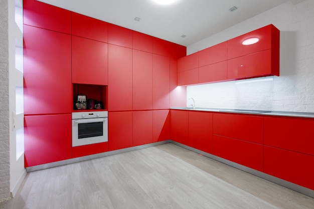 Interior de cocina en colores claros. estilo escandinavo. Color del año 2019 coral vivo. bandera. foto de alta calidad