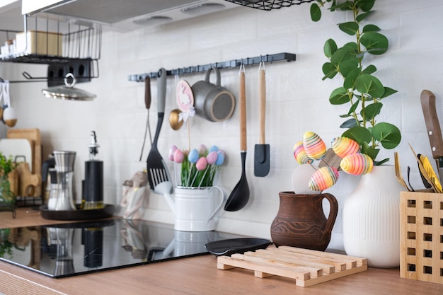 Foto interior de cocina y detalles de decoración de utensilios con decoración de pascua de huevos coloridos en estilo loft interior festivo de una casa de campo