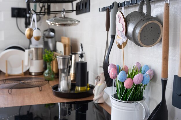 Interior de cocina y detalles de decoración de utensilios con decoración de Pascua de huevos coloridos en estilo loft Interior festivo de una casa de campo