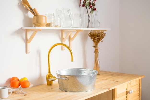 Interior de cocina elegante con plantas verdes. Decoración hogareña. Foto de alta calidad