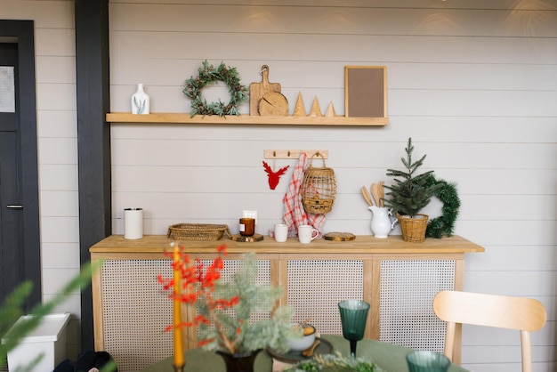 El interior de la cocina escandinava decorado para Navidad y Año Nuevo