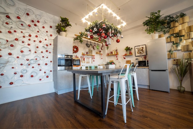 Foto interior de una cocina espaciosa, moderna y acogedora para una gran familia decorada para la celebración del año nuevo