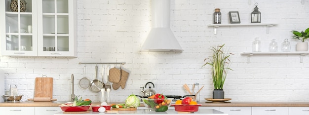 Interior de cocina con estilo moderno con verduras y frutas sobre la mesa.