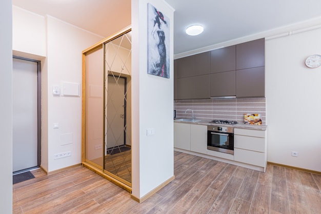 Interior de cocina en estudio gris con pasillo y escaleras