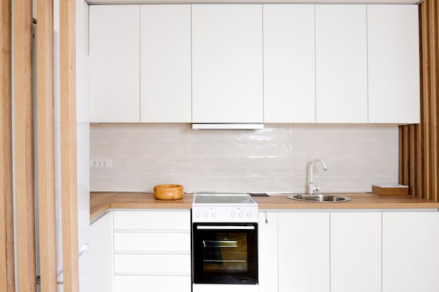 Interior de cocina lujosa y moderna en color blanco con elementos de madera