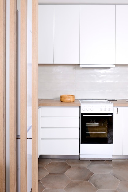 Interior de cocina lujosa y moderna en color blanco con elementos de madera