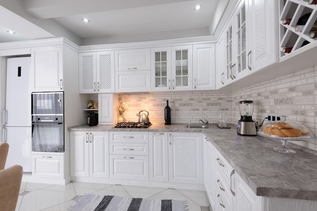 Foto interior de cocina de madera blanca moderna
