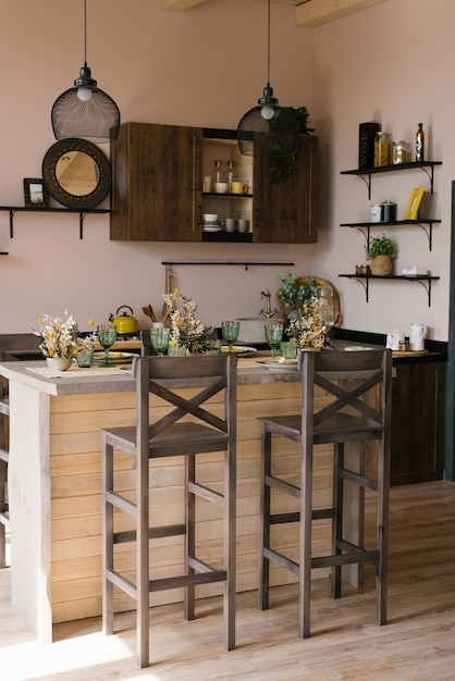 Foto interior de una cocina de madera de una casa de campo. barra de bar comedor con sillas