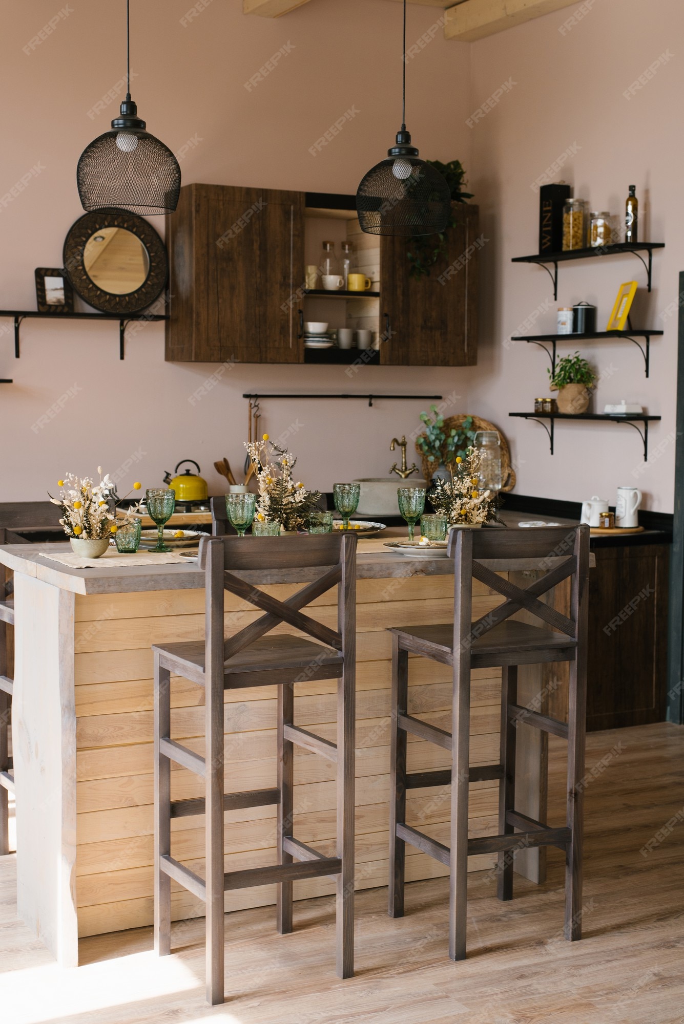 Interior de una cocina de madera de una casa de campo. barra de bar comedor  con sillas | Foto Premium